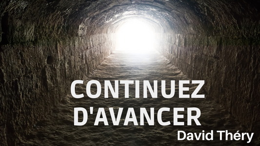 Tunnel sombre qui débouche sur la lumière, titre Continuez d'avancer