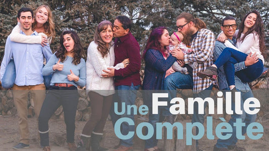 Famille nombreuse souriante réunie en plein air, titre Une famille complète