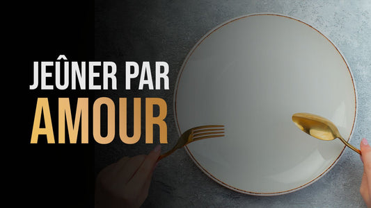 Main tenant une fourchette au-dessus d'une assiette vide, titre Jeûner par amour