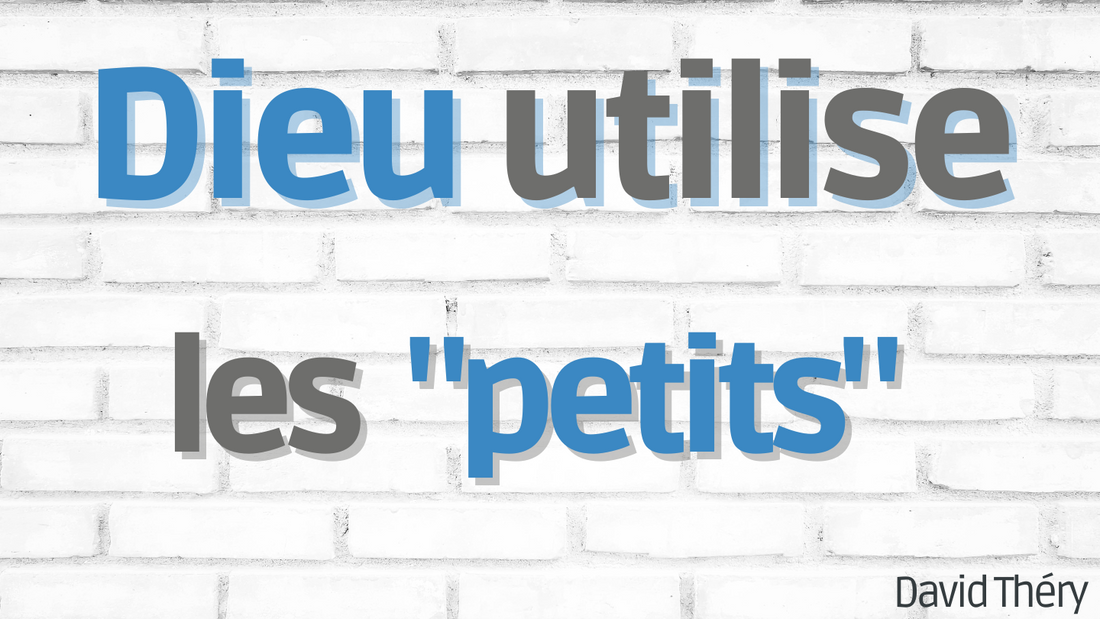 Titre Dieu utilise les petits écrit sur un mur de briques blanches